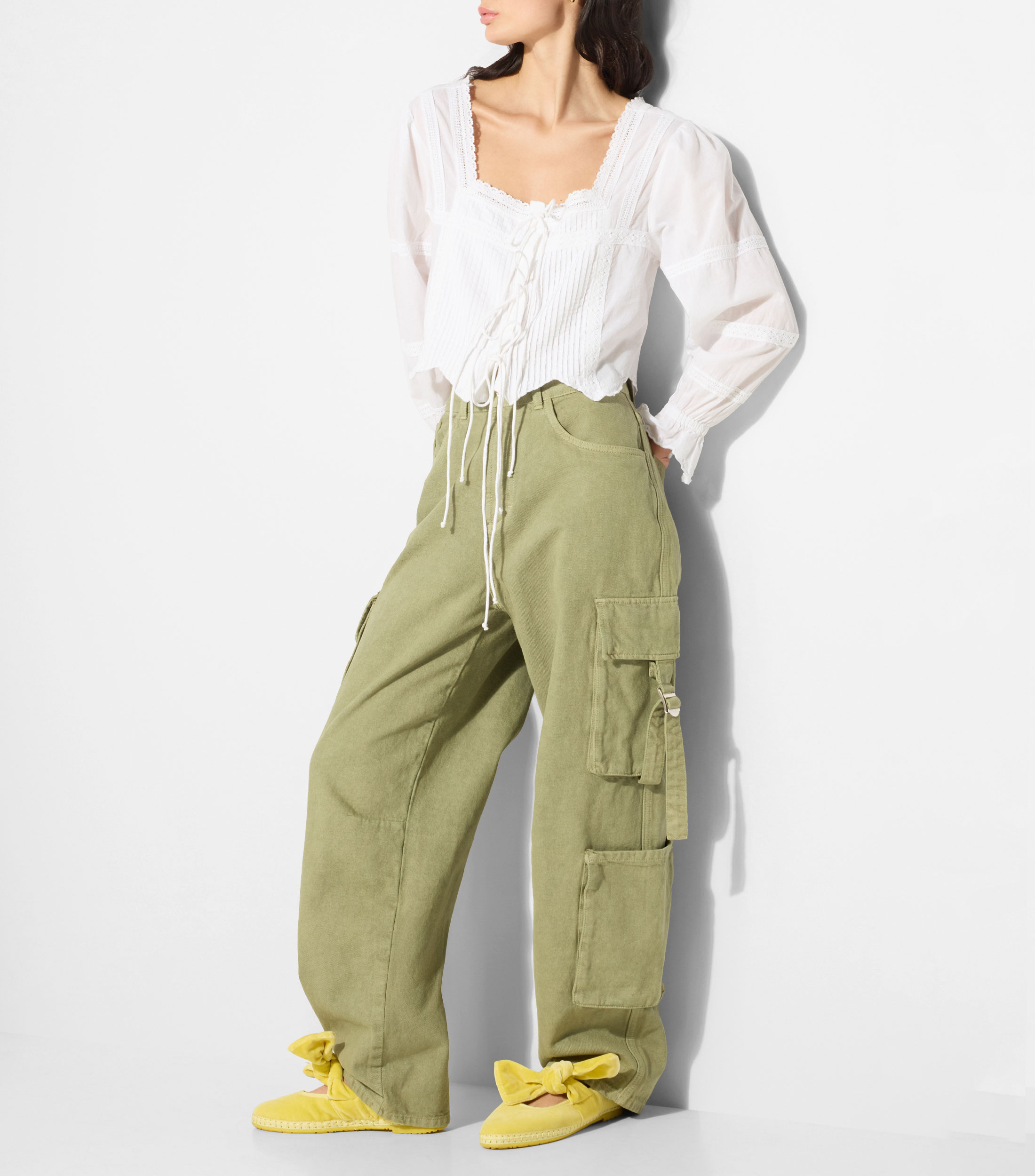 Jeans cargo regular Mujer